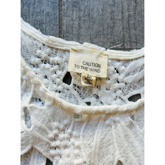 CAUTION TO THE WIND Anthropologie White Sleeveless Lace Flower Blouse Crop Top M - Picture 7 of 9